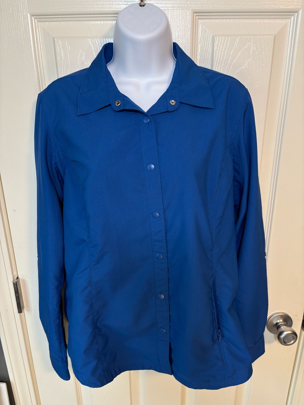 Duluth Trading Company blue polyester women’s snap up shirt, size M